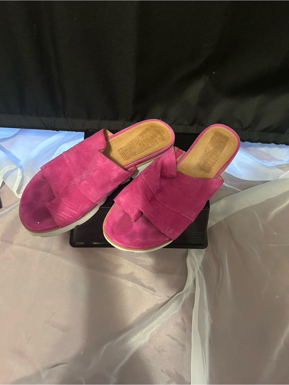 Gentle souls by Kenneth Cole suede pink slides size 9